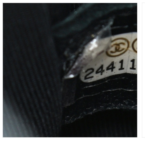 🦄 Authentic GORGEOUS CHANEL
Lambskin Quilted Camellia Flap Black - Picture 12 of 12